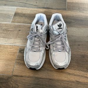 Adidas Astir sneakers